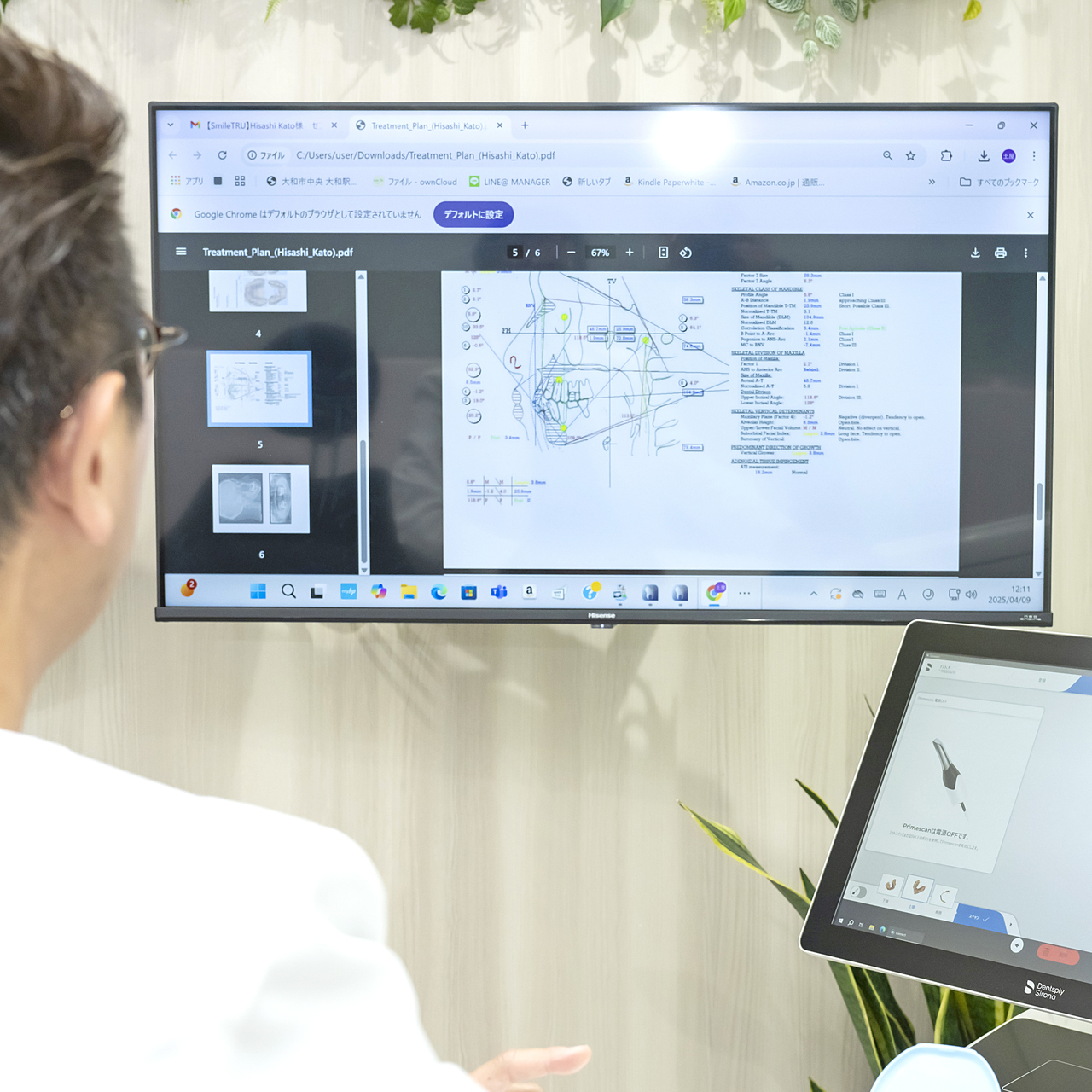 治療計画を患者に説明する理事長