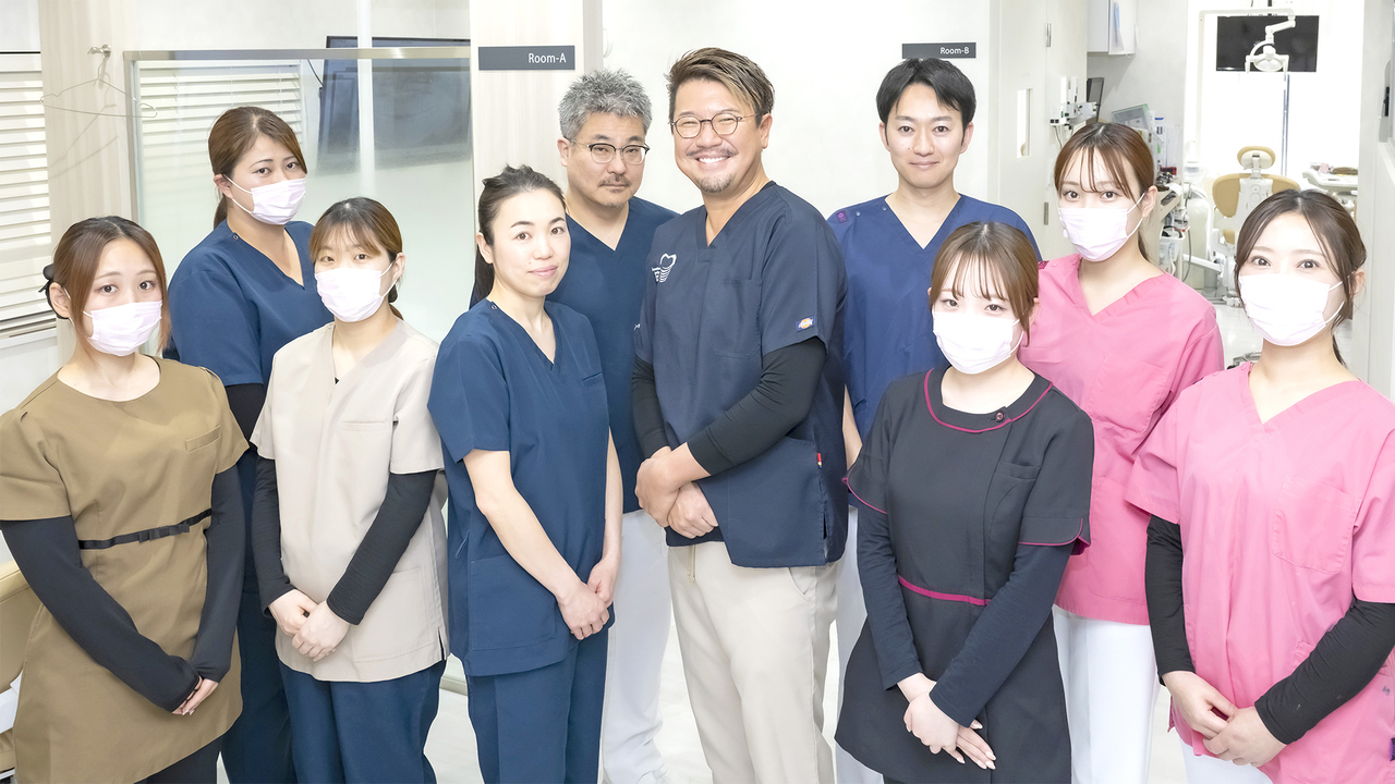 大和で歯並び矯正に注力する大和駅前ファミリー歯科スタッフの集合写真