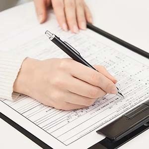 大和の歯列矯正で人気の契約書に記入するイメージ