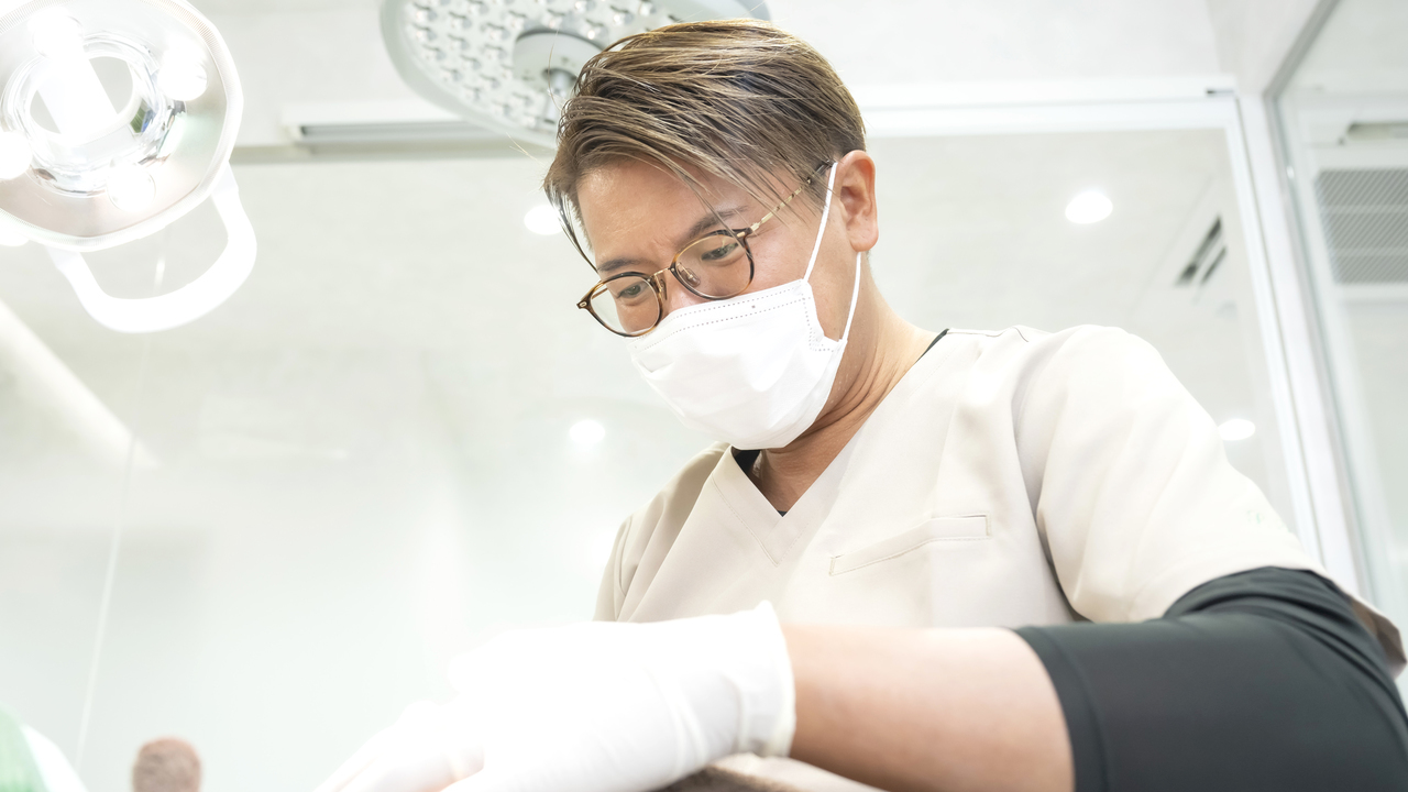 大和駅前ファミリー歯科の理事長が治療する様子